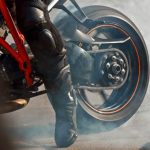 バイクに乗るライダー