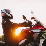 ツーリングを楽しむ女性ライダー
