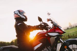 ツーリングを楽しむ女性ライダー