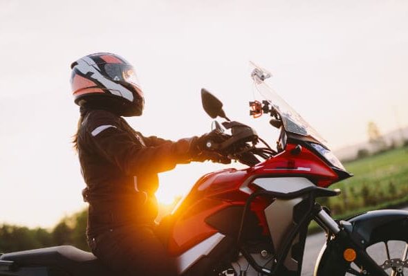 ツーリングを楽しむ女性ライダー